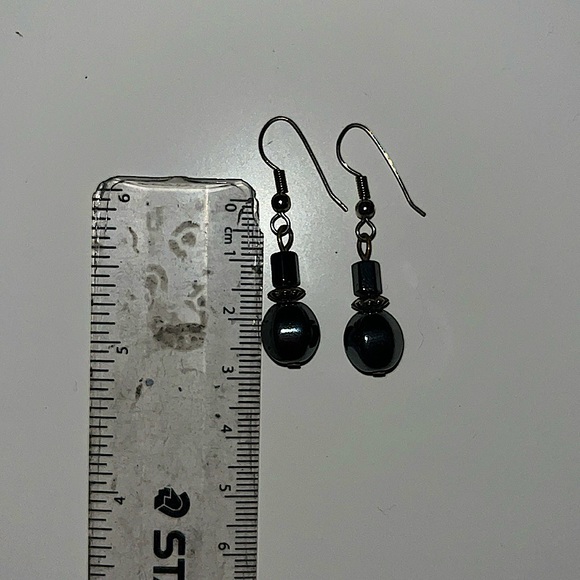 Black earrings - Picture 3 of 4